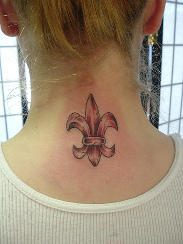 女性脖子百合花符号纹身图案