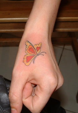 手部彩色漂亮的小蝴蝶纹身图片
