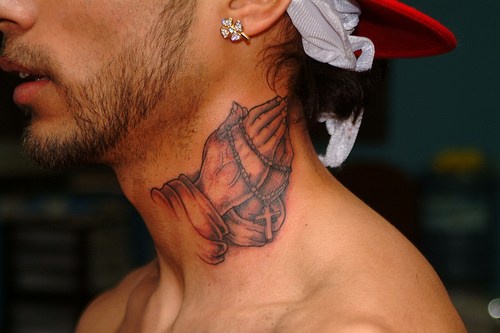 男性脖子上祷告的手纹身图案