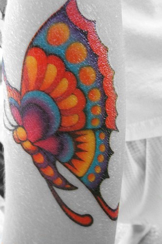 手臂彩色蝴蝶纹身图案