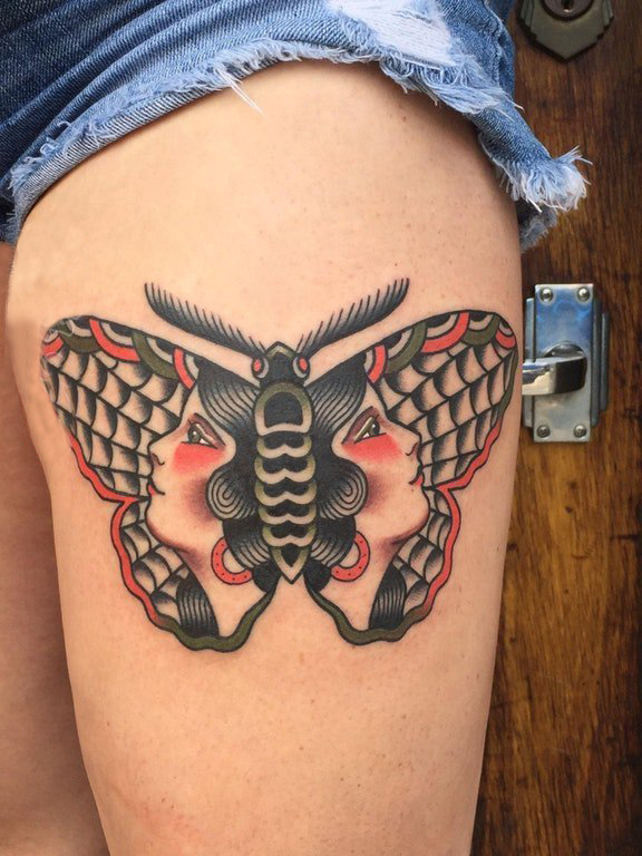 女生大腿上彩绘几何简单线条小动物蝴蝶和人物纹身图片