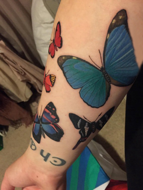 女生手臂上彩色的蝴蝶纹身图片 小动物纹身