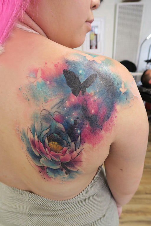 女生后背上蝴蝶和花朵纹身图片 纹身后背女