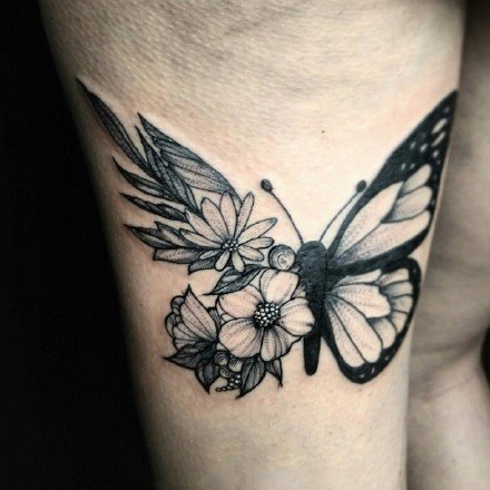 一半蝴蝶一半花草的创意纹身拼接图